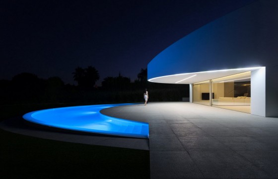 Conception de maison moderne avec piscine ovale