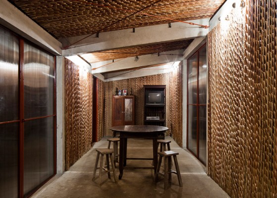 Design d'intérieur à la maison avec des murs de palmiers et des colonnes en béton