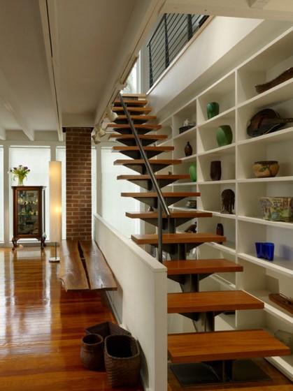 Petit escalier avec marches en bois et cadre en acier