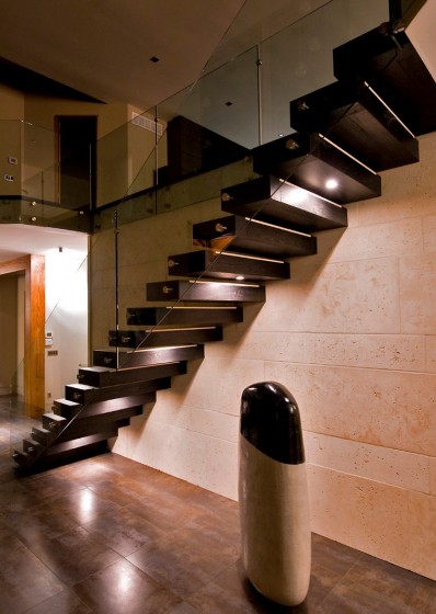 Marches en bois et garde-corps en verre design moderne des escaliers