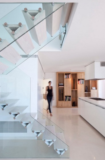 Conception d'escalier moderne avec marches de garde-corps en verre géométrique