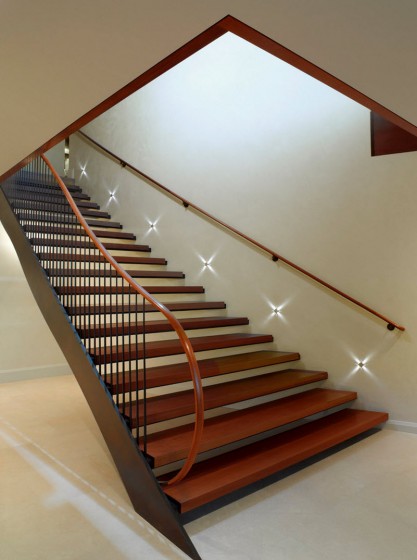 Conception d'escaliers avec marches en bois et mains courantes obliques