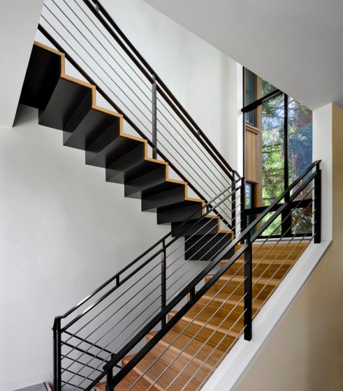 Conception d'escaliers en acier et en bois avec des mains courantes en fer