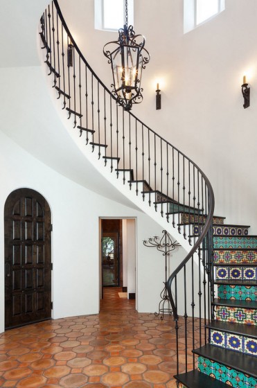 Conception d'escalier avec marches décoratives et mains courantes en fer