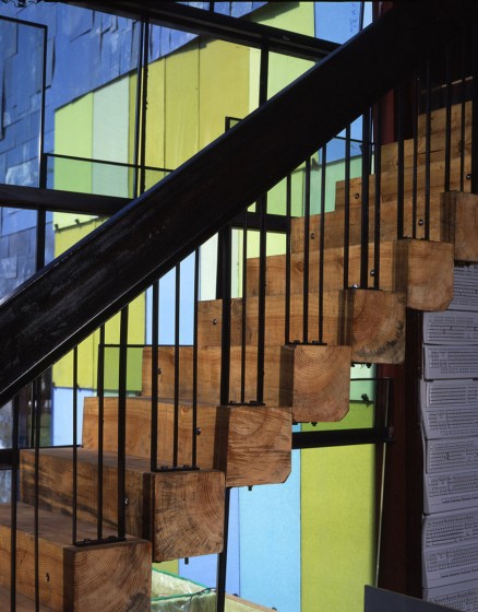 Conception d'escalier avec marches en bois et mains courantes en acier