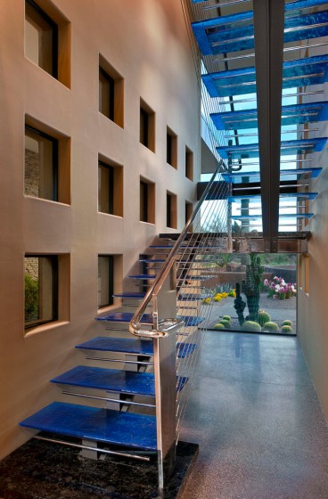 Conception d'escalier avec marches transparentes et mains courantes en verre
