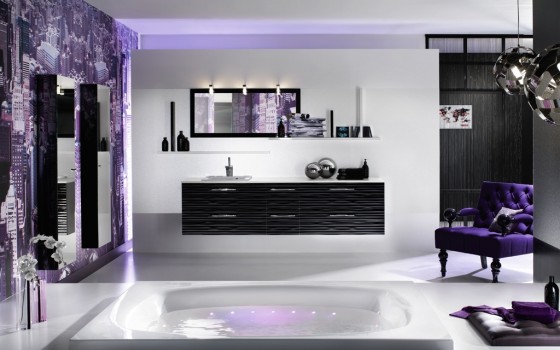 Décor de salle de bain avec une dose d'art violet