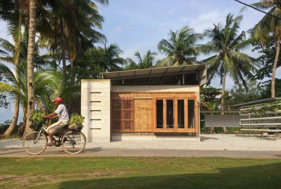 Petite façade de maison de campagne construite en béton (béton)