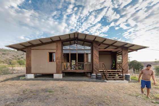 Façade de maison bon marché construite avec des matériaux préfabriqués, toit à pignon