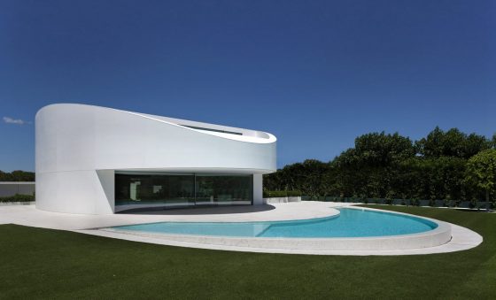 Conception de maison moderne avec piscine
