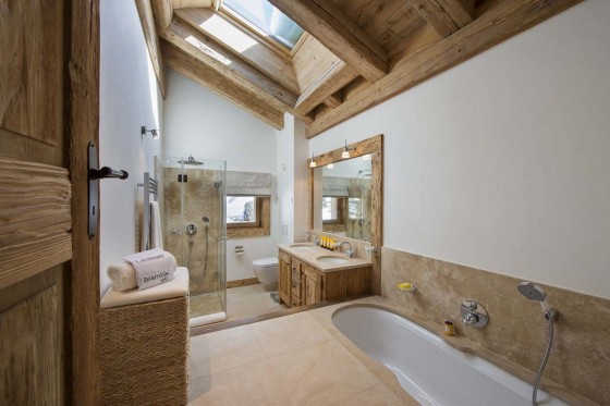 Conception de salle de bain rustique avec des applications en bois