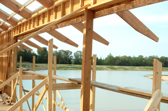 Structure en bois d'habitation sur le lac