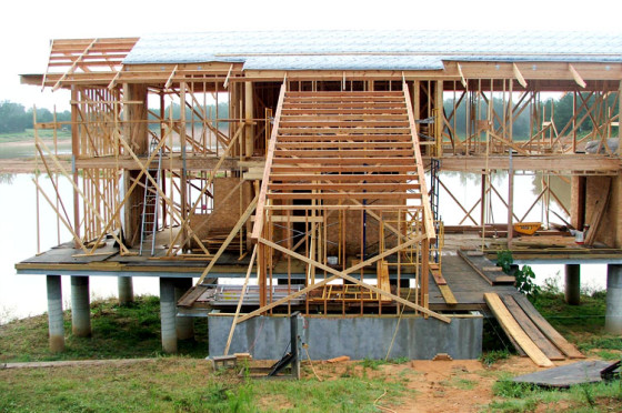 Photo d'une maison en bois en construction