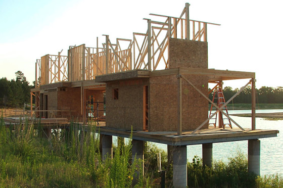 Construction de maison en bois sur pilotis