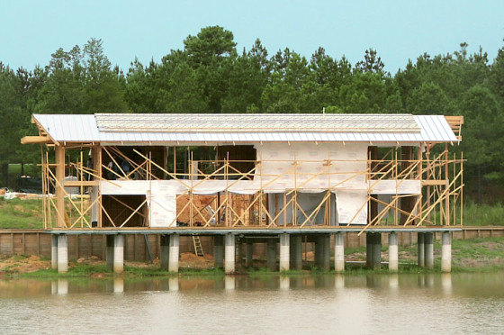 Construction d'une maison en bois sur le lac