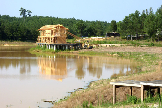 Construction d'une maison en bois sur le lac