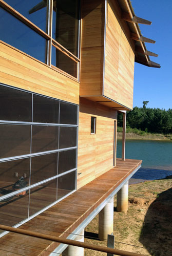Façade latérale de maison en bois sur le lac
