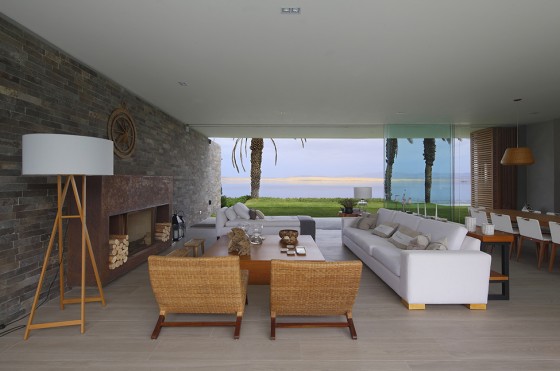 Design de salon moderne avec vue sur l'océan