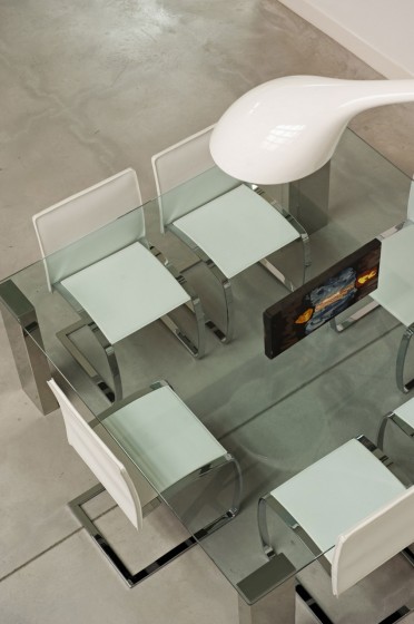 Conception de salle à manger avec table en verre