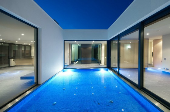 Vue du miroir d'eau de piscine de maison moderne