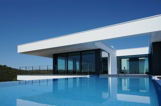 Conception de piscine d'une maison moderne avec une pente