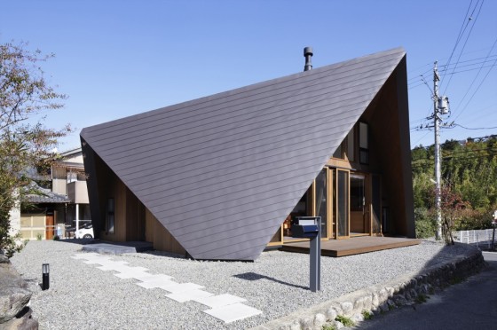 Point de vue de la maison avec toit de style origami