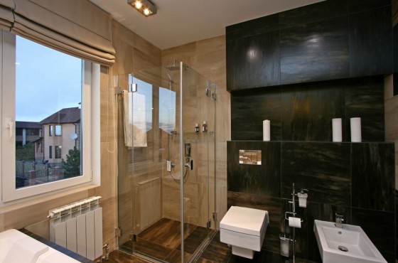Conception de salle de bain avec différentes nuances de carreaux