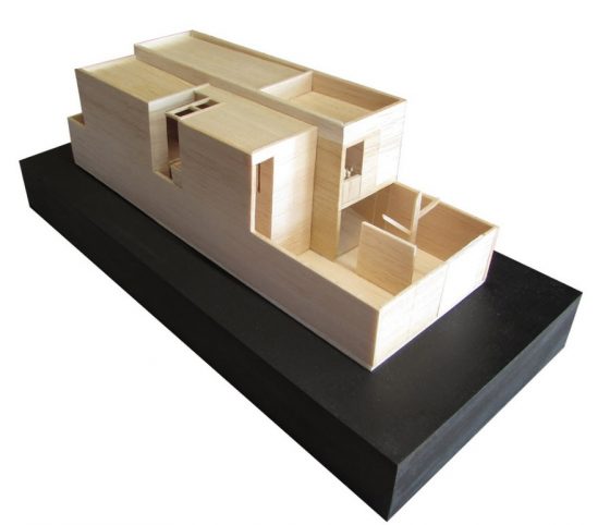 maison-modèle-en-bois-à-deux-étages