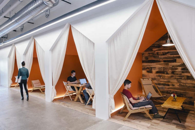 Espaces de travail et salles de réunion de style camping