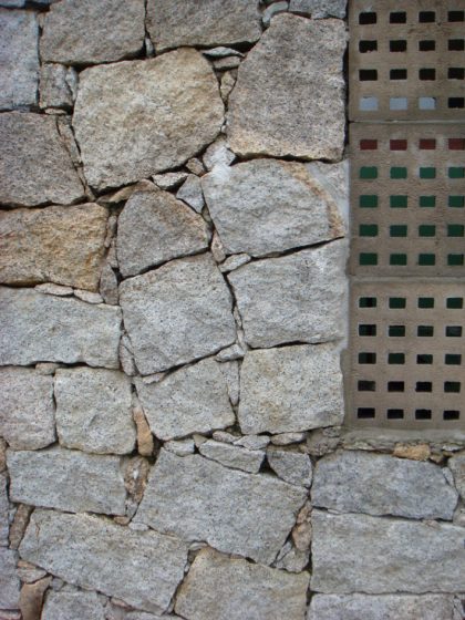 mur-de-pierre-rustique-avec-carreaux-de-béton