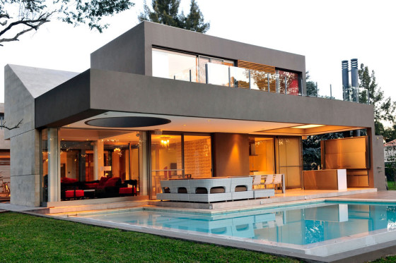 Conception d'une maison moderne de deux étages avec piscine