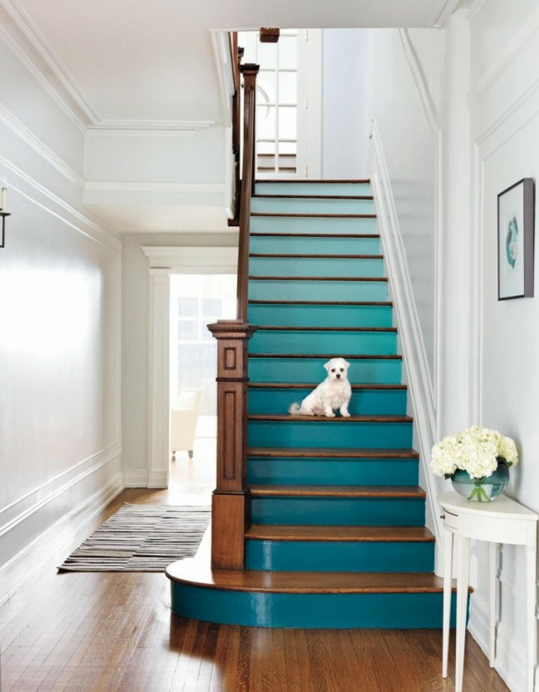 escalier à marches peintes dans le style ombré