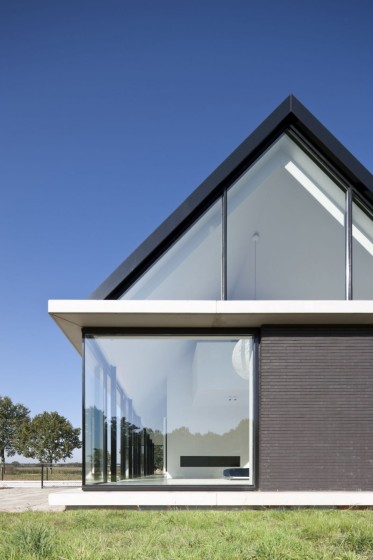 Vue de profil d'une maison moderne d'un étage avec toit à pignon