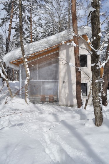 Maison en béton couverte de neige