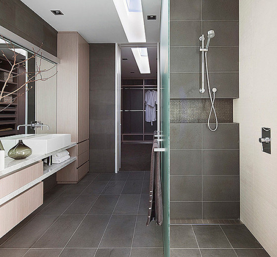 Design de salle de bain moderne avec céramique grise 