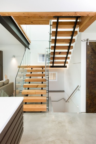 Conception d'escalier moderne avec main courante en verre feuilleté