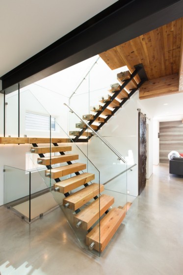 Conception d'escalier moderne avec marches en bois