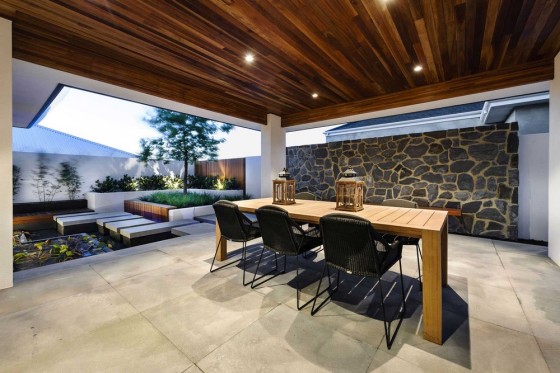 Design de terrasse élégant avec de la pierre et du bois sur les plafonds