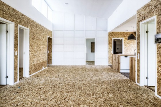 Conception de la maison avec des matériaux recyclés et des panneaux OSB