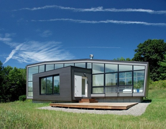 Maison de campagne moderne avec de grandes fenêtres