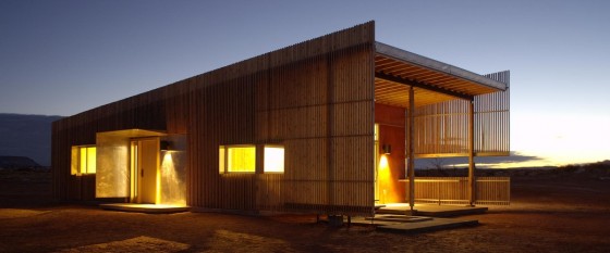 Façade de maison avec des tiges en bois
