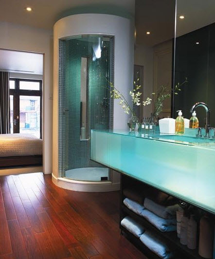 Design de salle de bain original avec lavabo transparent