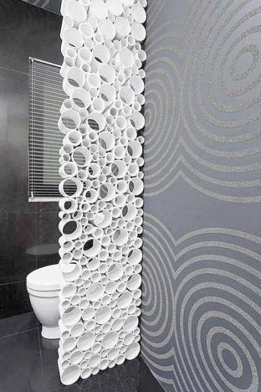 Conception de salle de bain originale avec des tuyaux en PVC