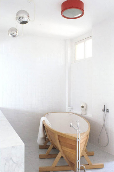 Design de salle de bain original avec baignoire en forme de bateau