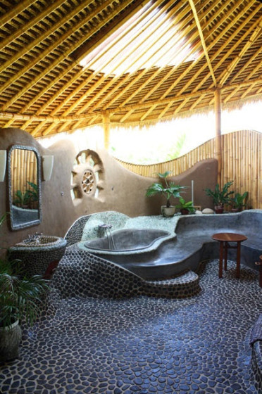 Conception de salle de bain rustique originale avec du bambou, de la pierre et de l'argile