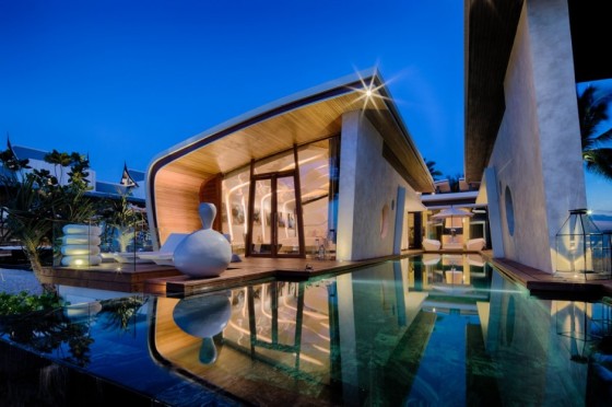 Façade d'une maison moderne avec un miroir d'eau à l'extérieur