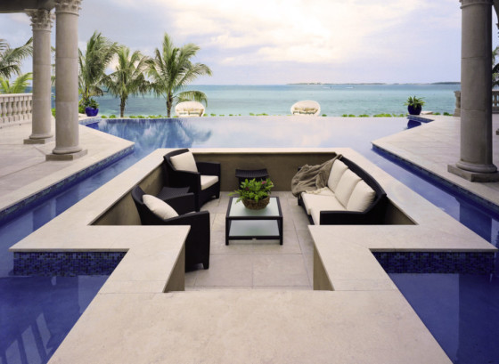 Design original de terrasse à l'intérieur d'une piscine