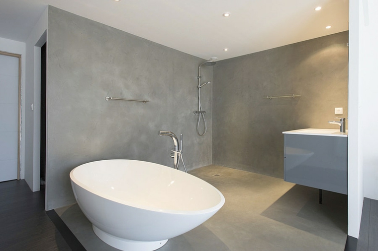 salle de bain avec murs en béton