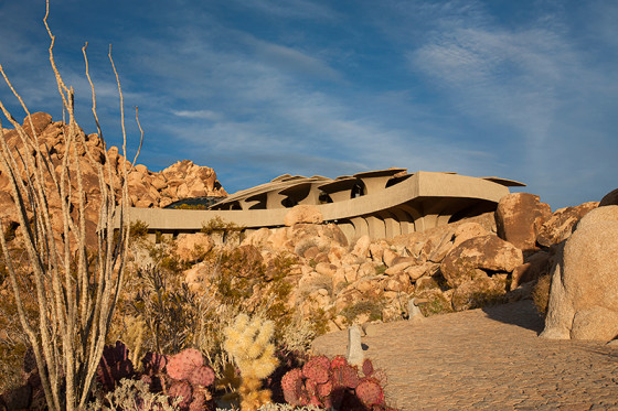 La façade de maison organique se fond dans l'environnement désertique