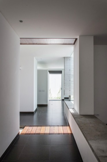 Couloir intérieur avec planchers de céramique